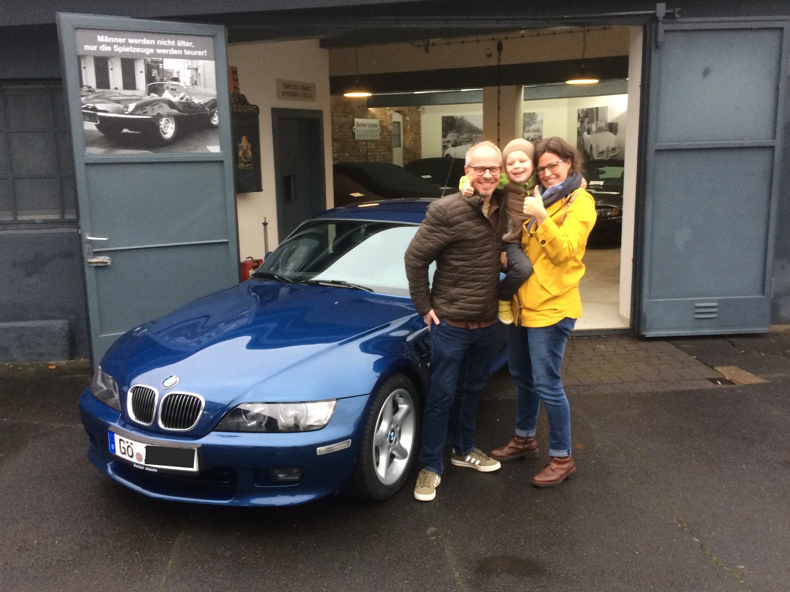 Benkel Classic in Beverungen liefert seltenes Z3-Fotofahrzeug aus: topasblaues BMW Z3 Coupe