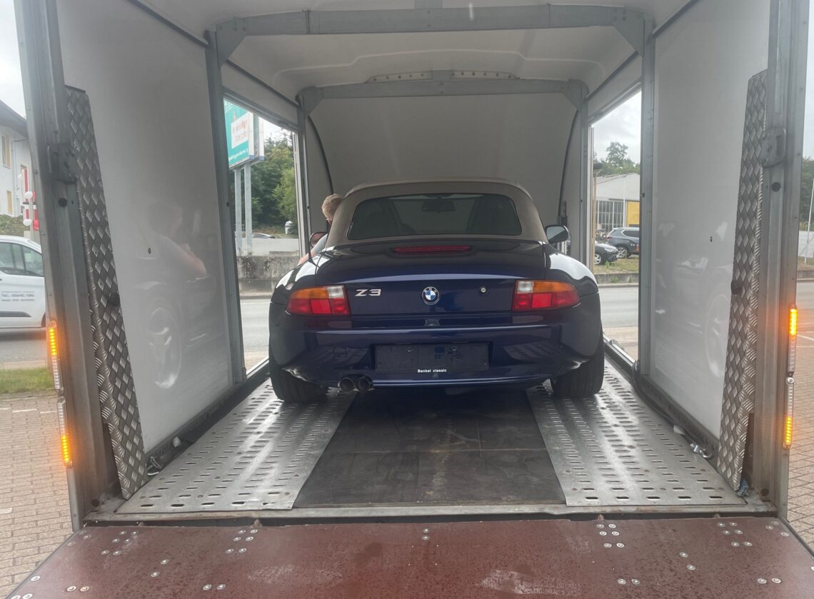 BMW Z3 2.8 Roadster Urversion in montrealblau geht per Einzeltransport zu unserem Kunden in Norddeutschland Benkel Classic Beverungen