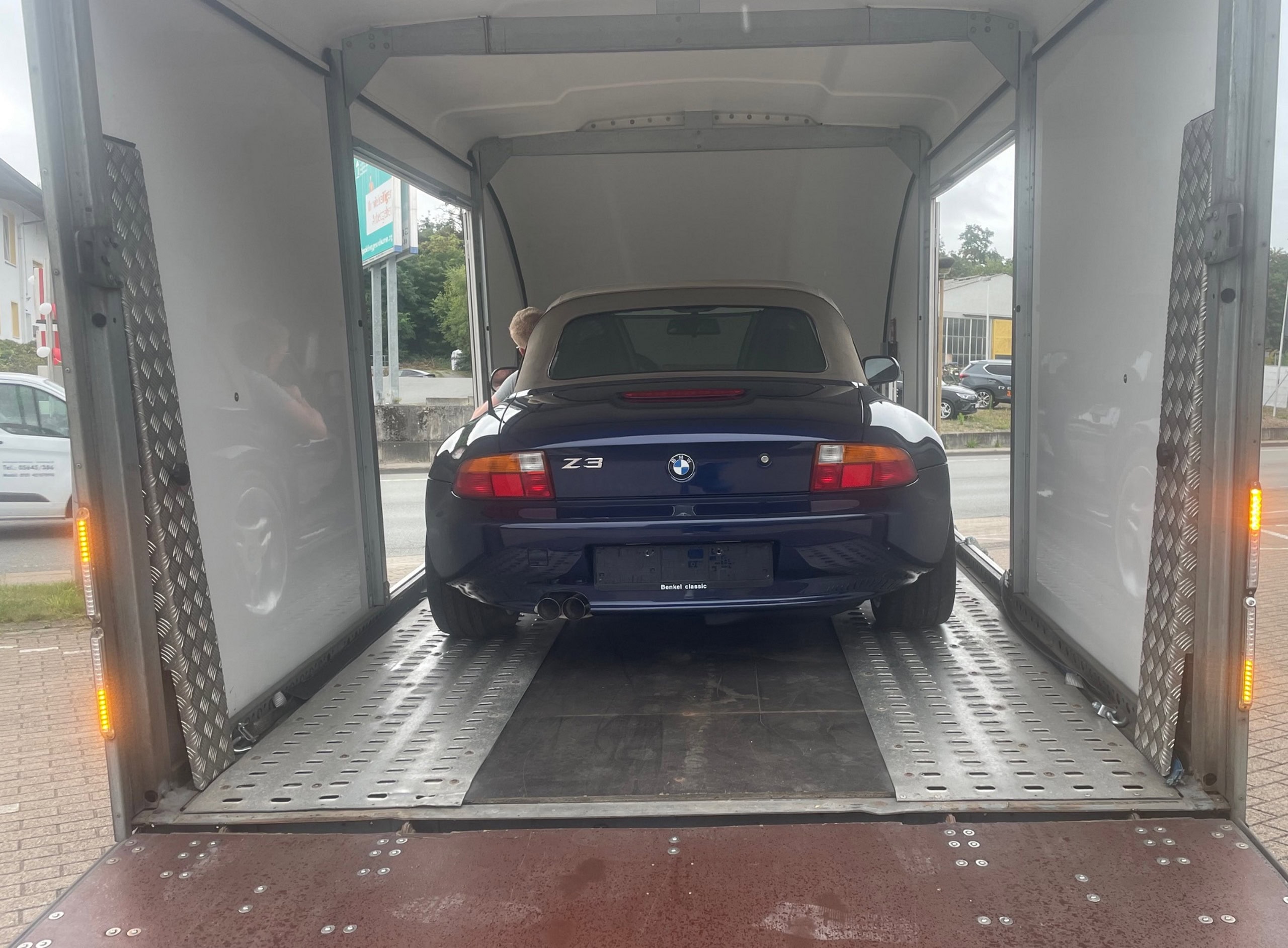 BMW Z3 2.8 Roadster Urversion in montrealblau geht per Einzeltransport zu unserem Kunden in Norddeutschland Benkel Classic Beverungen