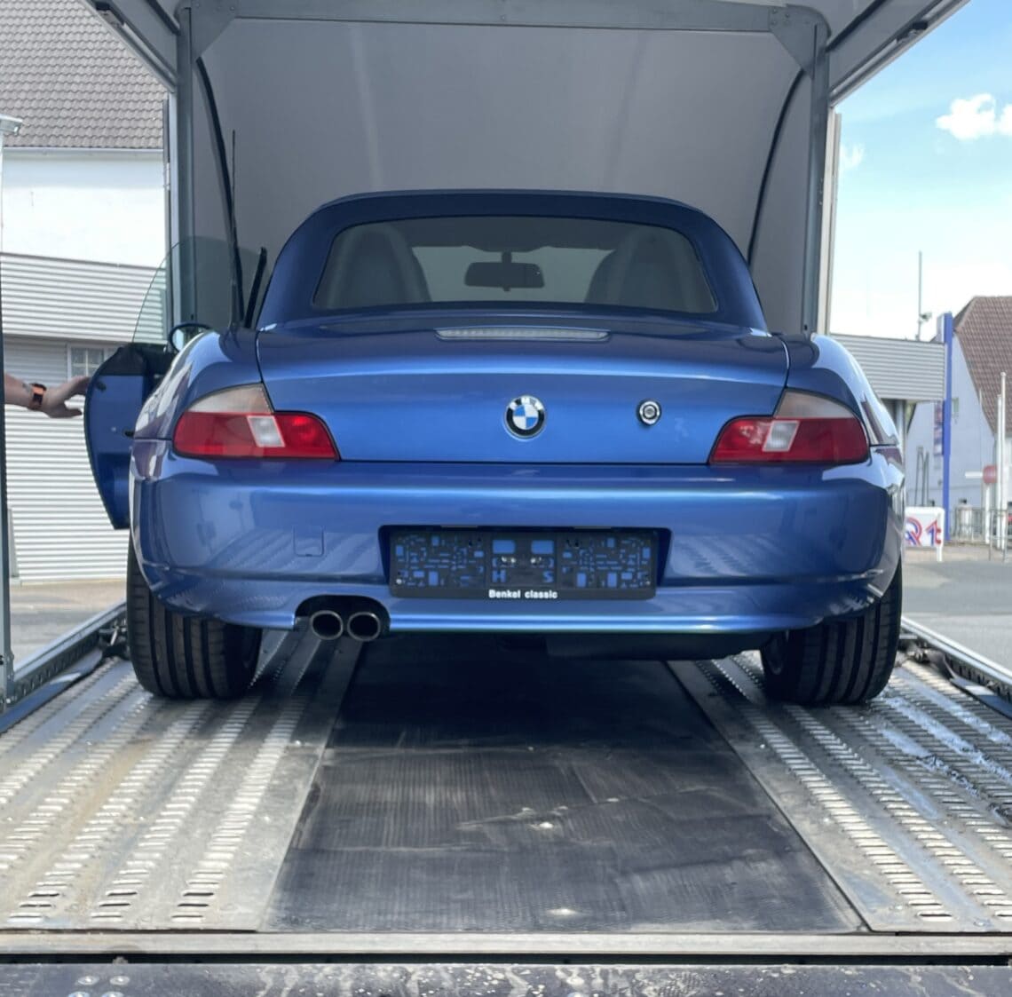 BMW Z3 3.0 Roadster als Sondermodell Estoril geht als Einzeltransport von Benkel Classic in Beverungen zum Kunden nach Tschechien