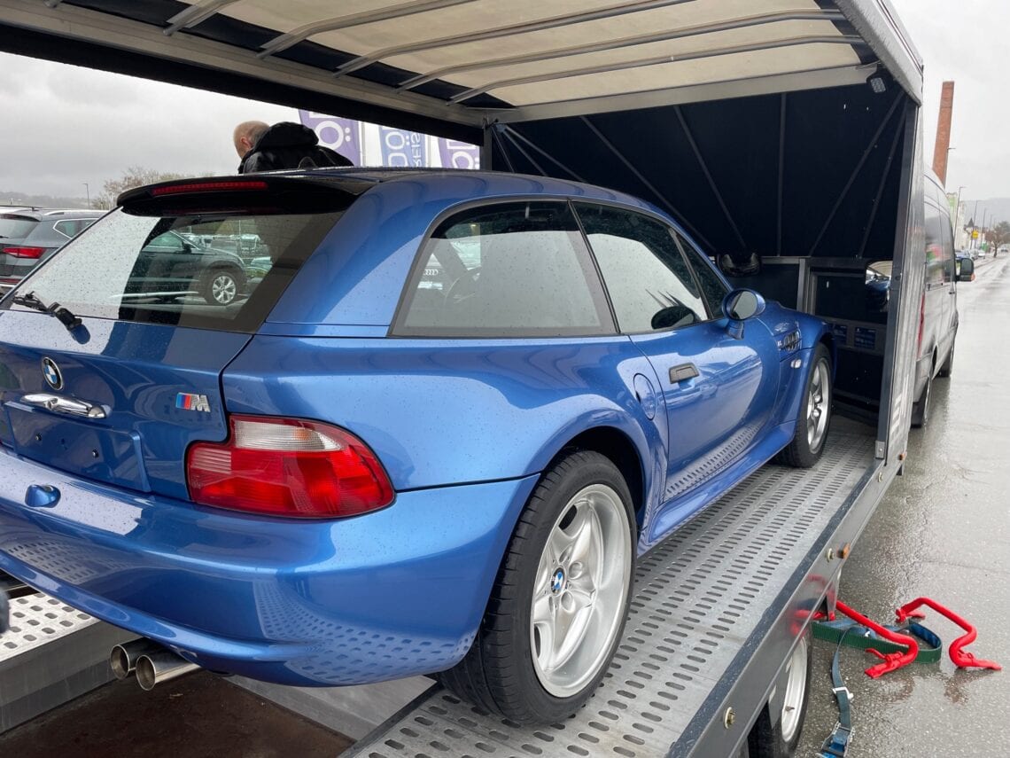 Benkel Classic übergibt ein BMW Z3M Coupé, Fotofahrzeug in estorilblau an eine Spedition. Den Einzeltransport hat der neue Besitzer organisiert, das Fahrzeug geht nach Riad in Saudi Arabien