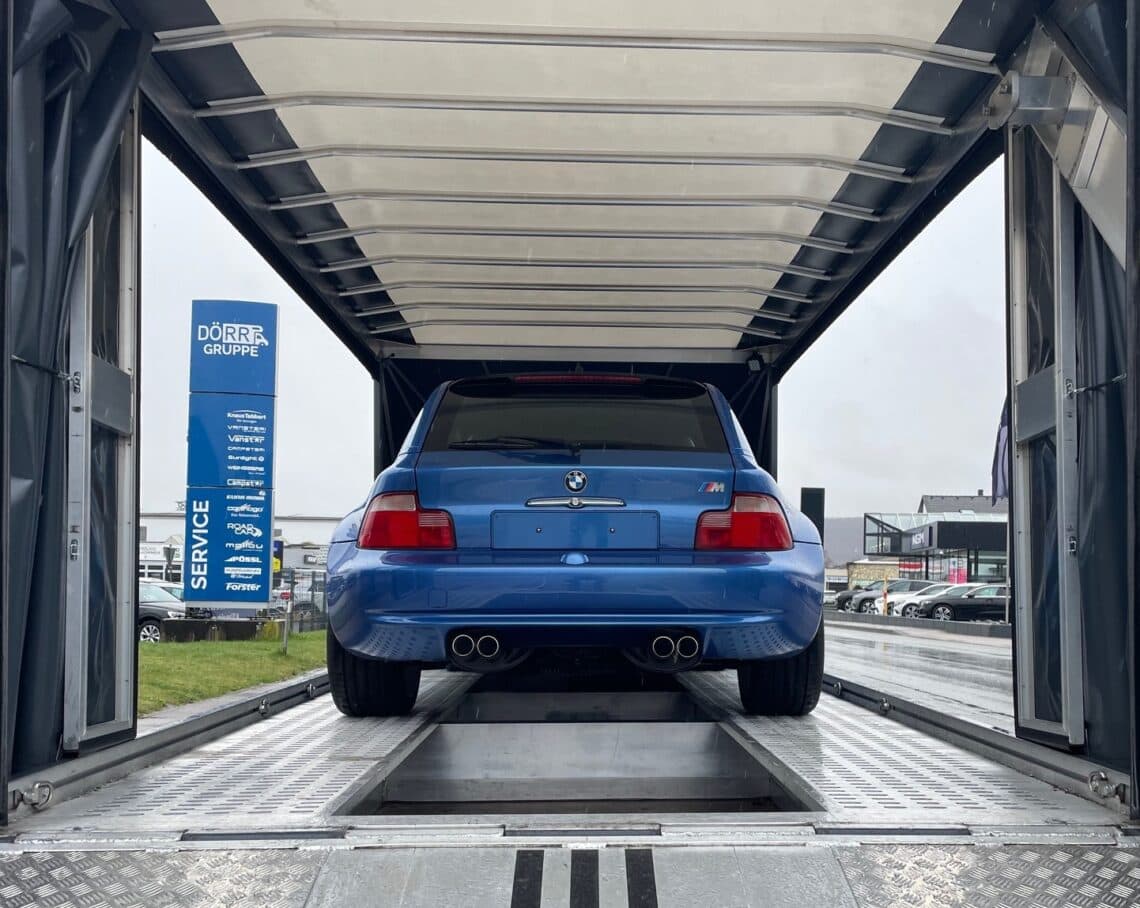BMW Z3M Coupe estorilblau ersterHand Fotofahrzeug SaudiArabien Benkel Classic Beverungen Unser Kunde Ahmed aus Riad in Saudi Arabien lässt sein bei uns gekauftes BMW Z3M Coupé in Estorilblau aus erster Hand und mit wenig Kilometern von einer Spedition per Einzeltransport abholen