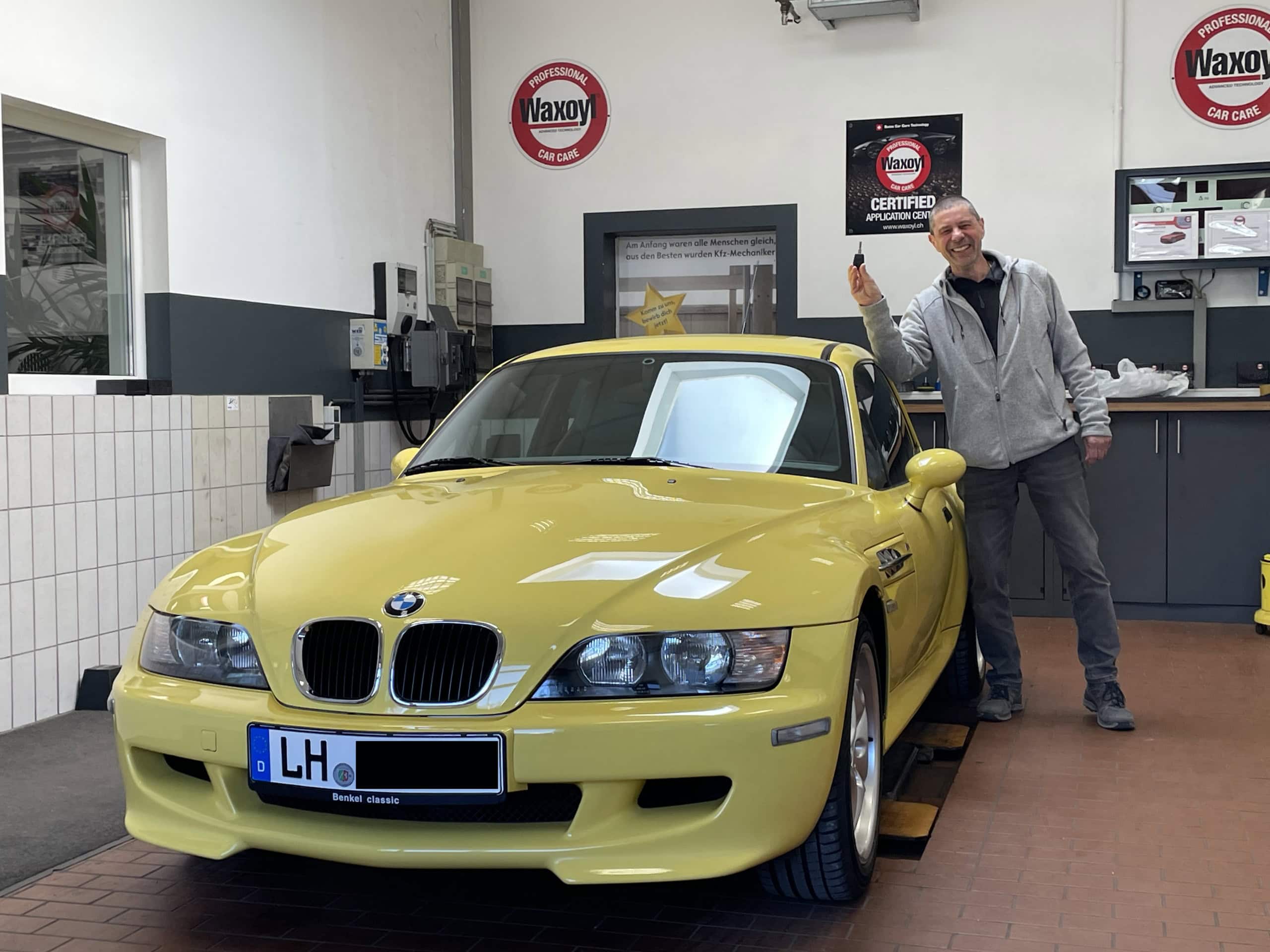 Kunde aus dem Münsterland übernimmt bei Benkel Classic in Beverungen BMW Z3 M Coupé in Dakkargelb